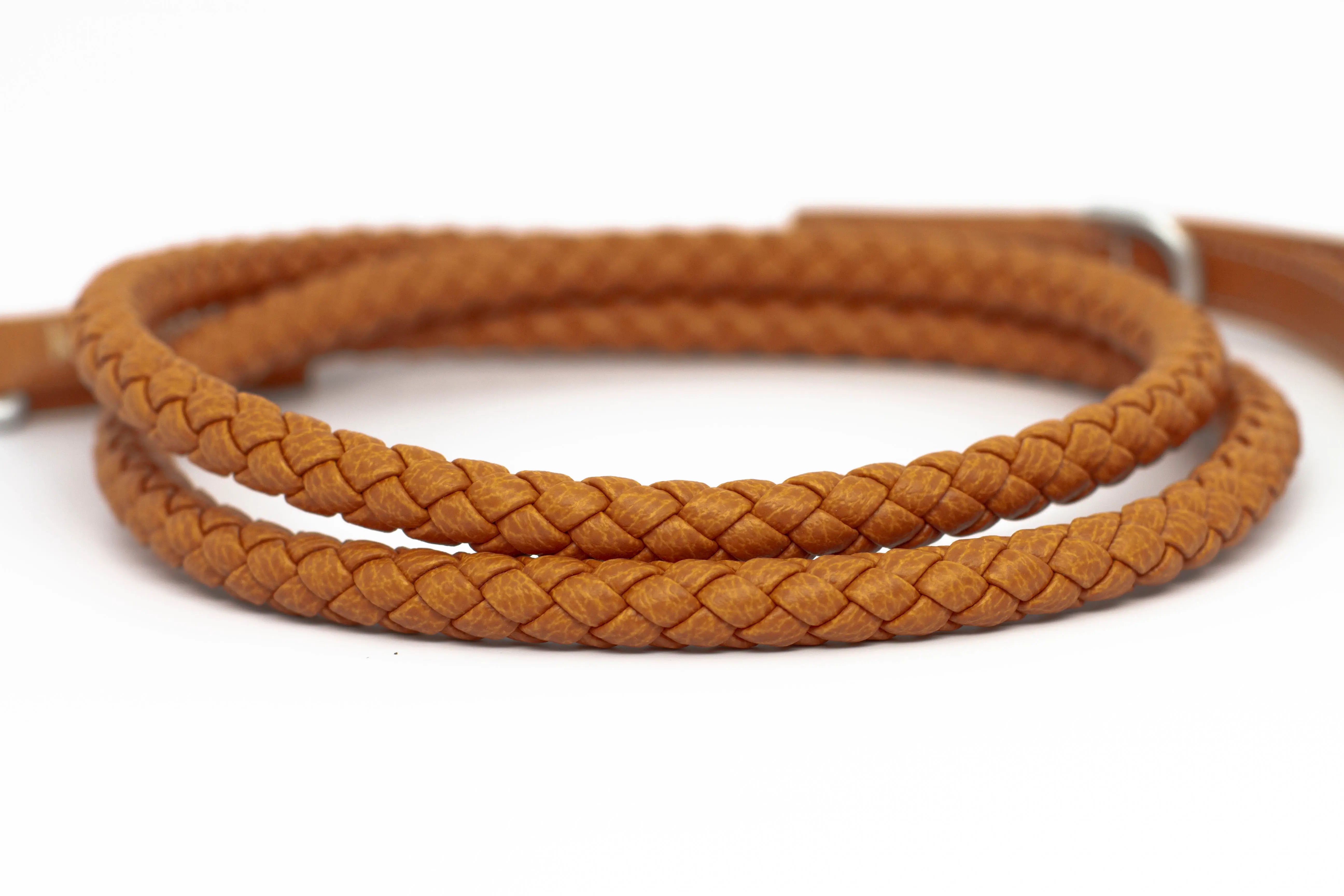 Close up of the braid of waterproof and durable dog leash with marine grade anodized aluminum hardware in the color fox.