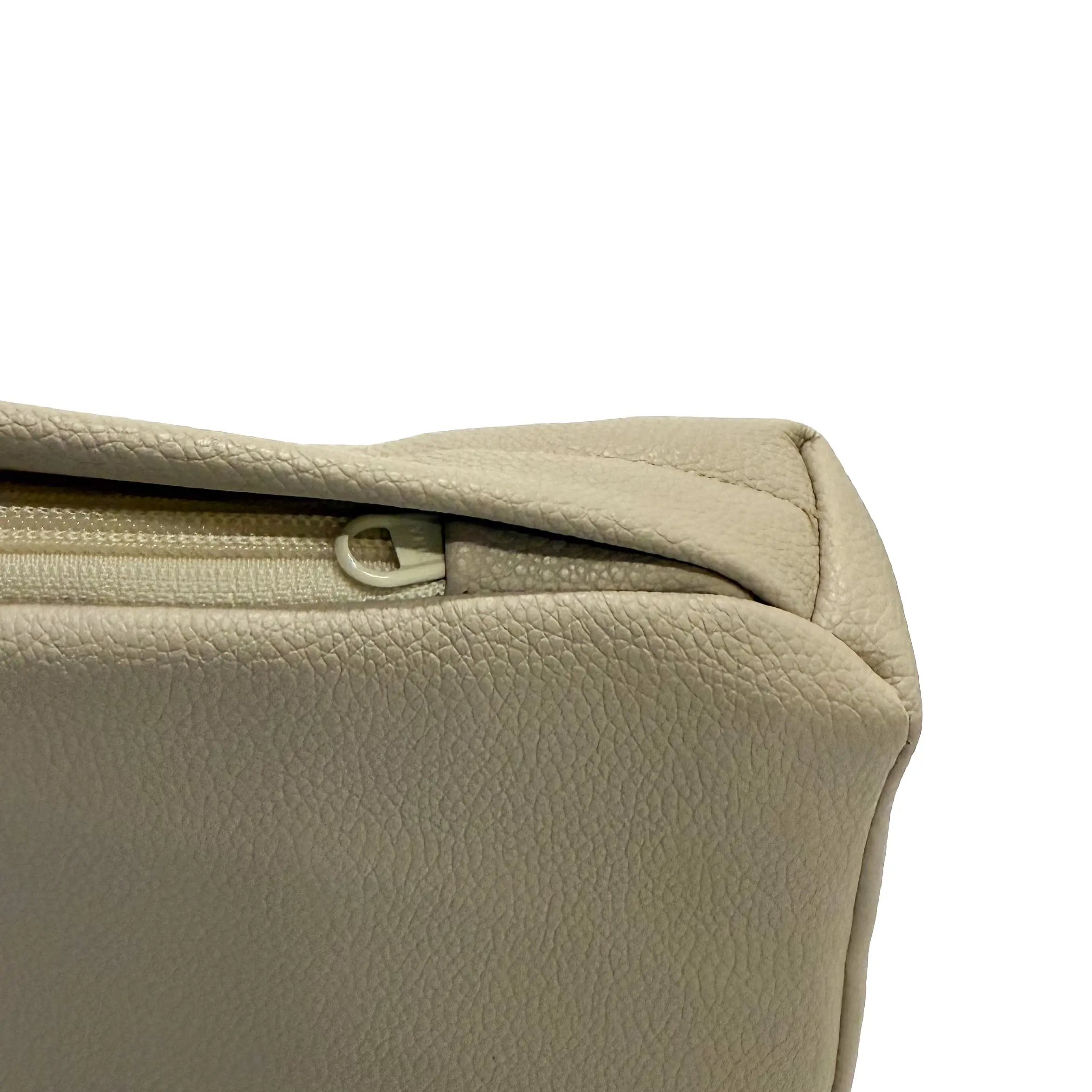 Close-up of the hidden YKK zipper on the crate pad cover.