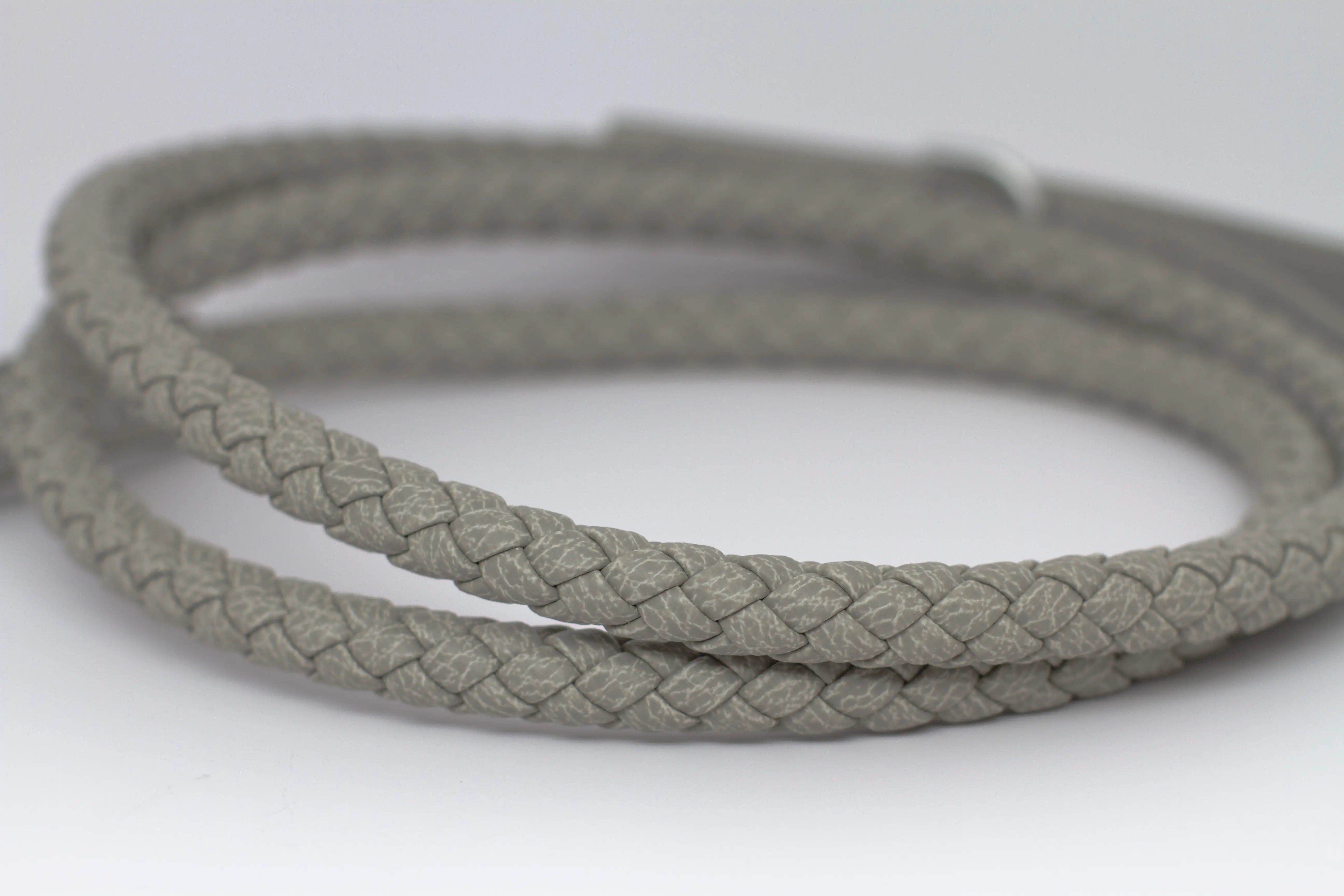 Close up of the braid of waterproof and durable dog leash with marine grade anodized aluminum hardware in the color winter gray.