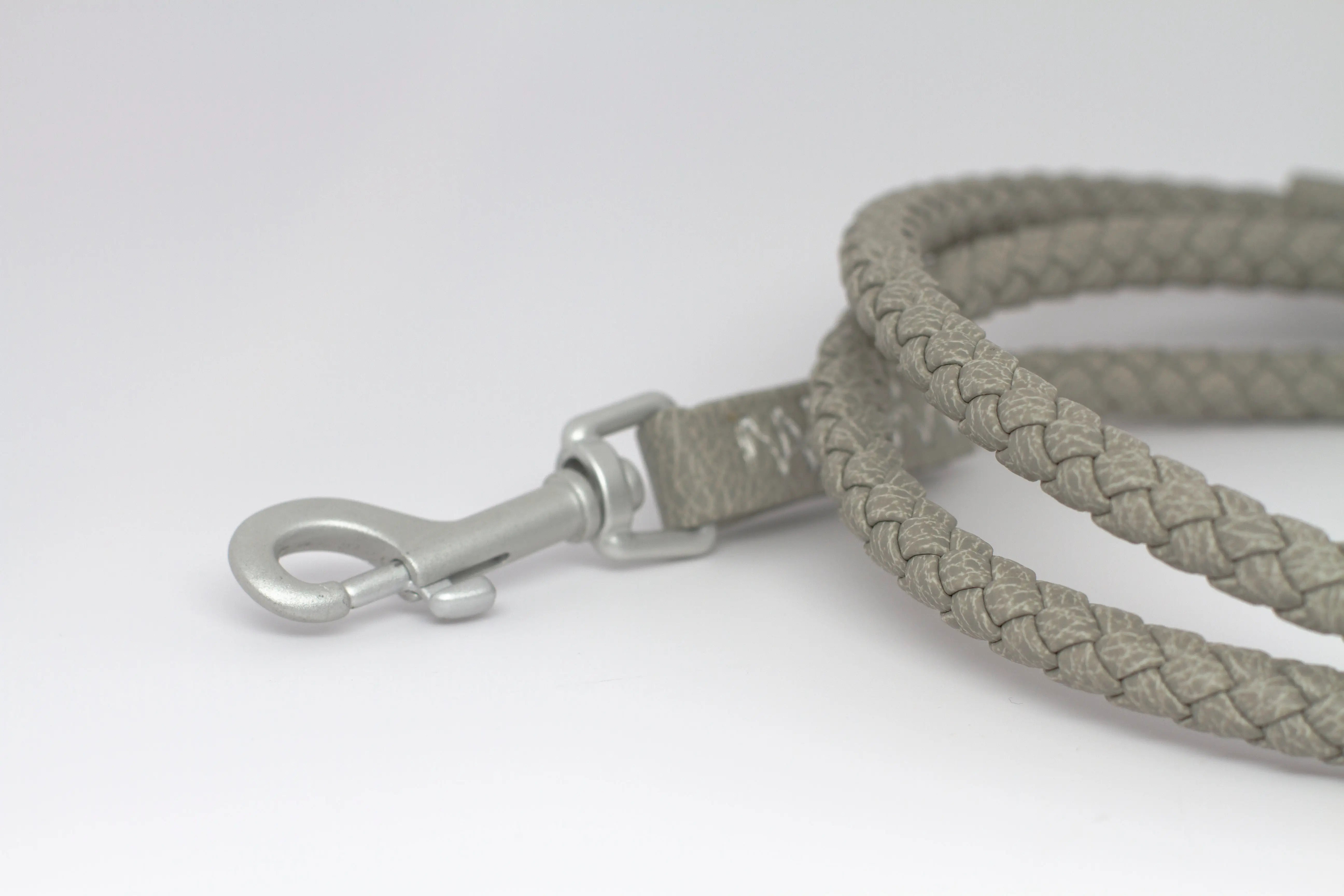 Close up of a waterproof and durable dog leash with marine grade anodized aluminum hardware in the color winter gray.